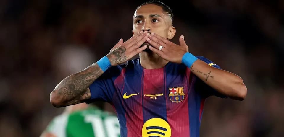 Jugador de Barcelona celebrando con un beso al público