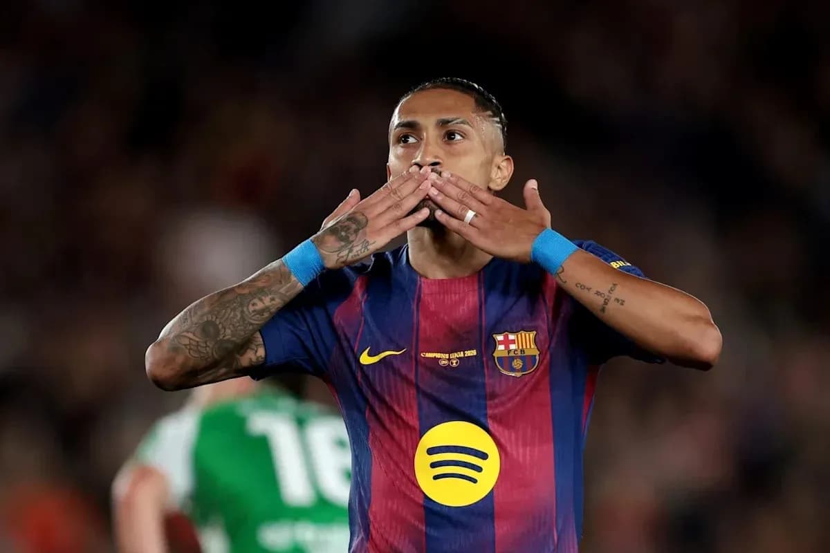 Jugador de Barcelona celebrando con un beso al público