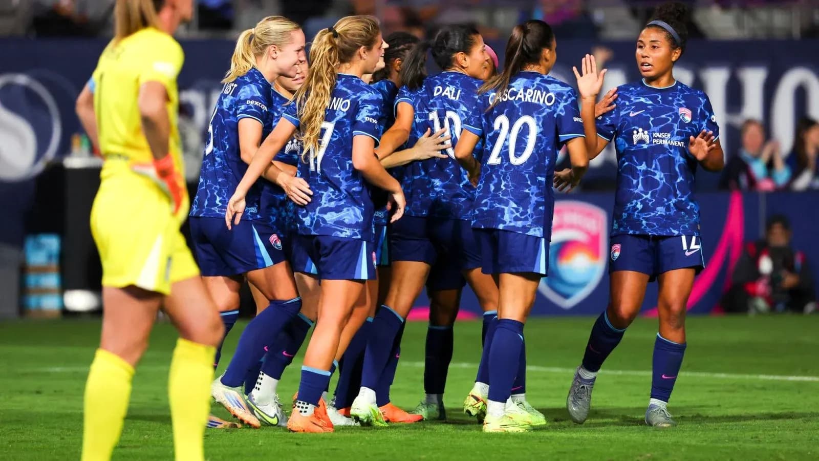 Jugadoras del San Diego Wave celebrando un gol