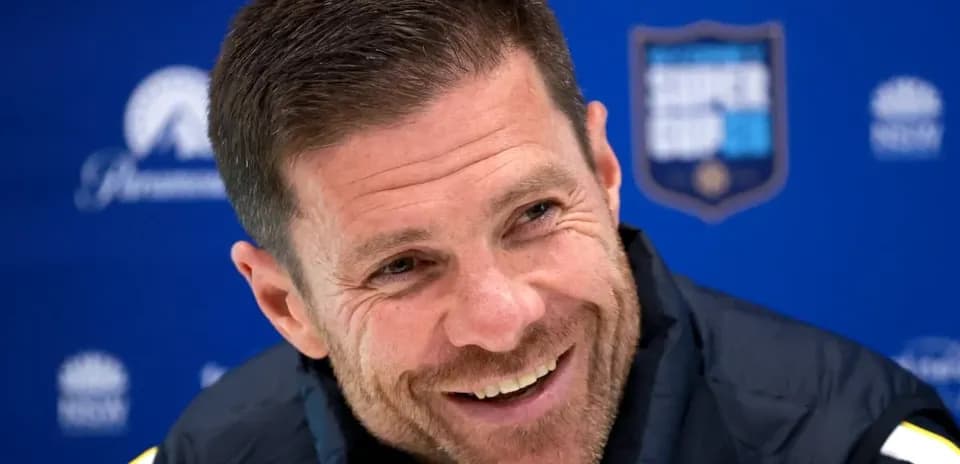 Entrenador sonriendo en conferencia de prensa