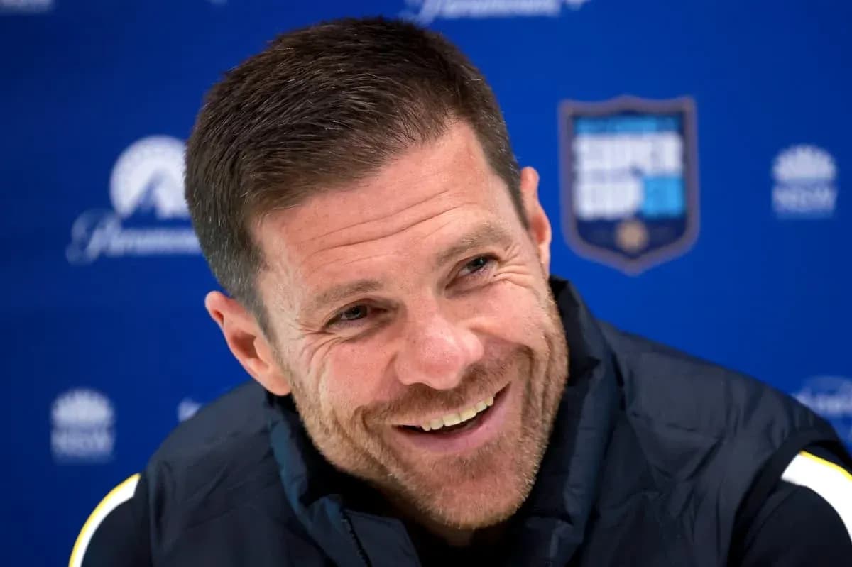 Entrenador sonriendo en conferencia de prensa
