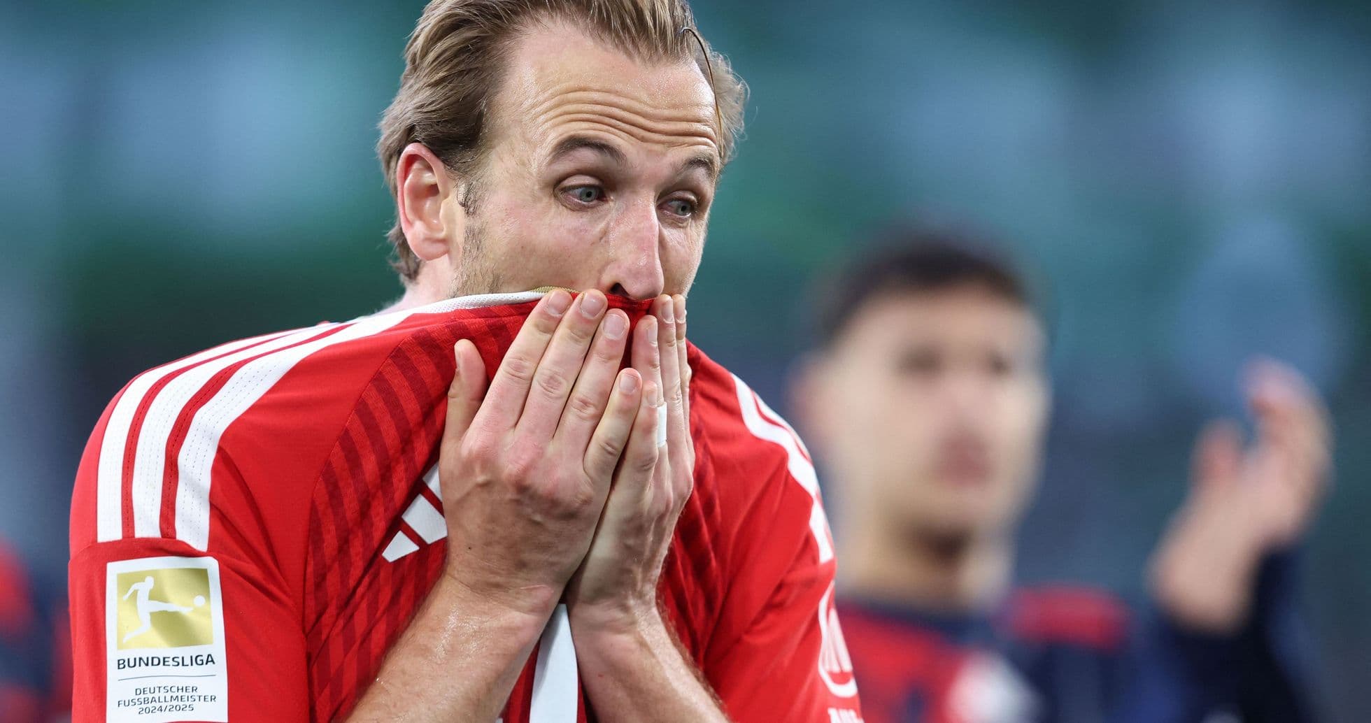 Jugador de Bayern Múnich cubriendo su rostro con camiseta