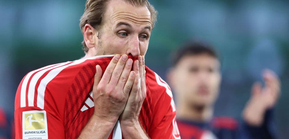 Jugador de Bayern Múnich cubriendo su rostro con camiseta
