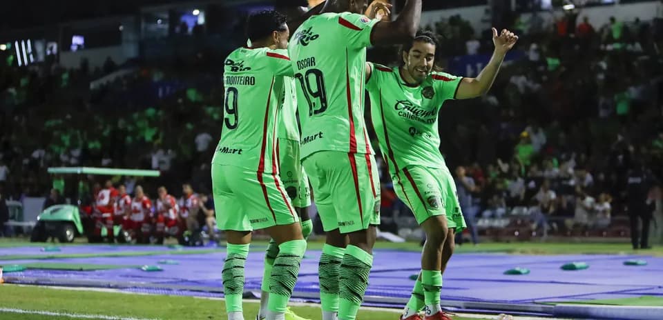 Jugadores de FC Juárez celebrando un gol