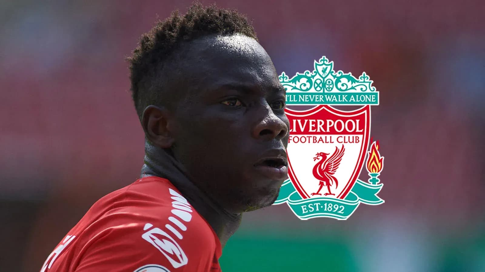 Jugador de Liverpool en acción durante un partido