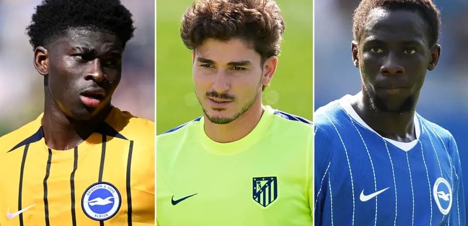 Tres futbolistas en diferentes camisetas de equipos