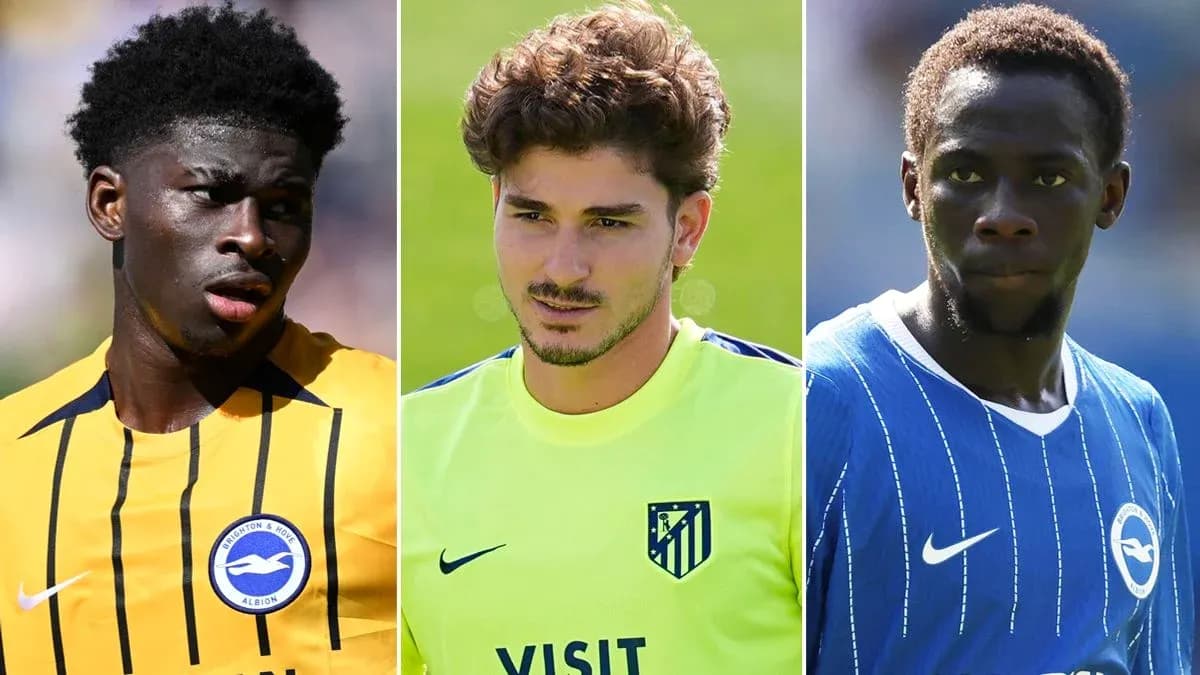 Tres futbolistas en diferentes camisetas de equipos