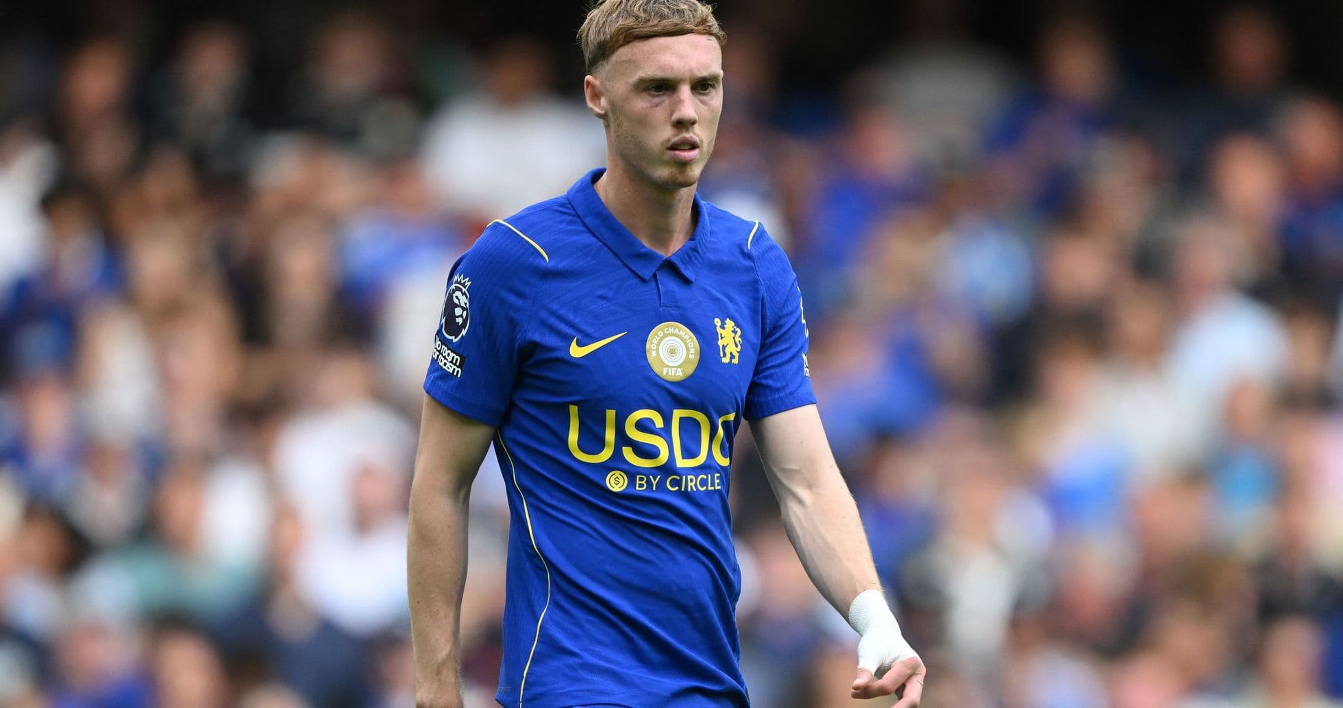 Jugador de Chelsea caminando en el campo de juego