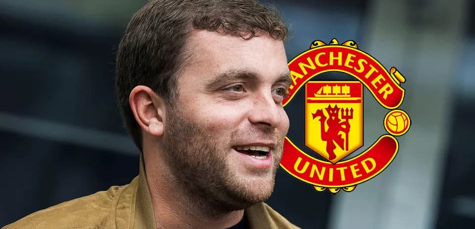 Hombre sonriendo con el logo de Manchester United