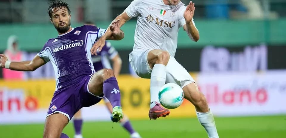 Jugador de Fiorentina y Napoli en acción