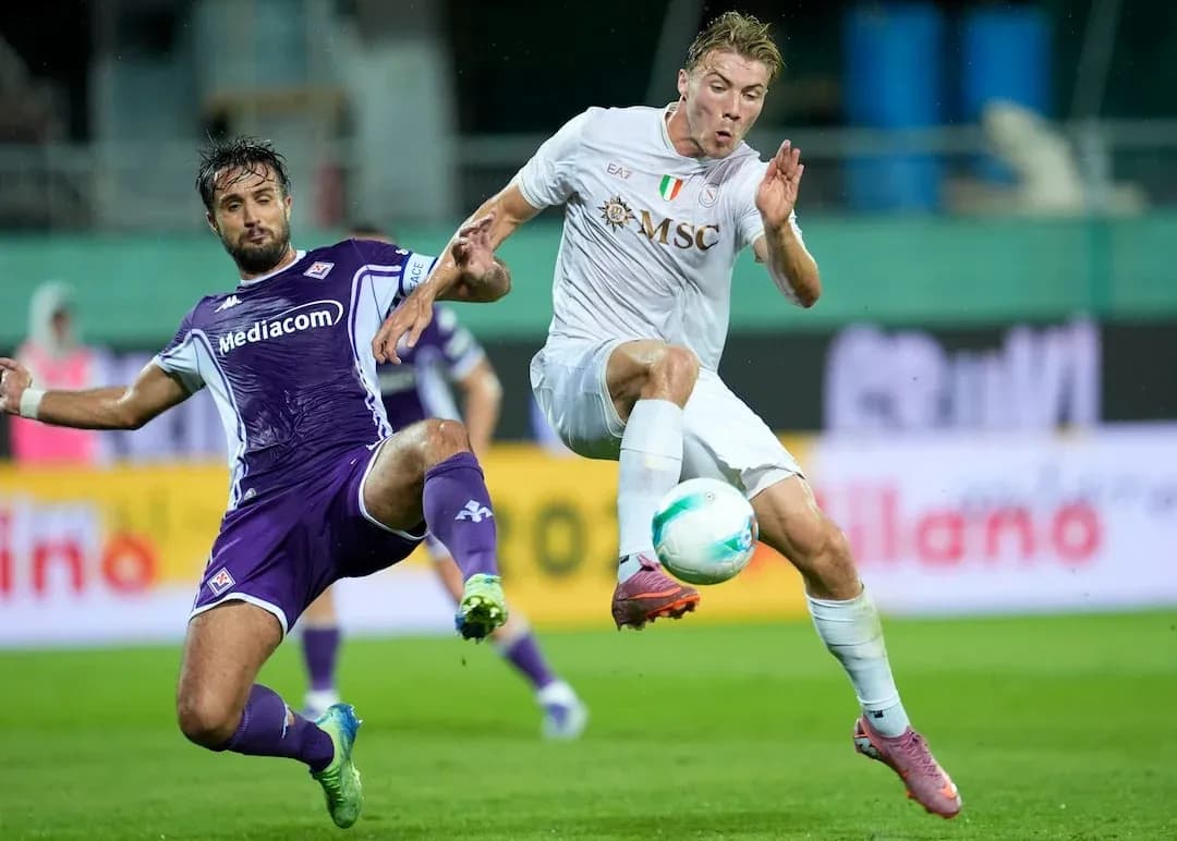 Jugador de Fiorentina y Napoli en acción