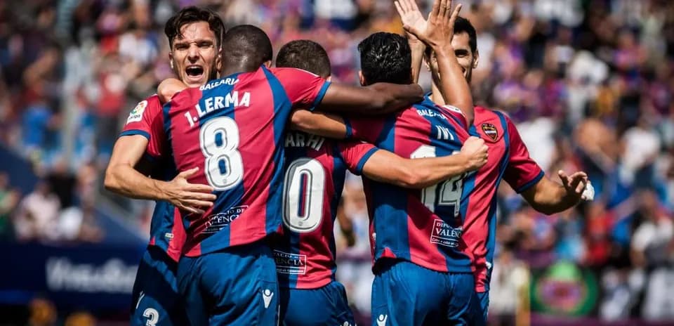 Jugadores de Levante celebrando un gol