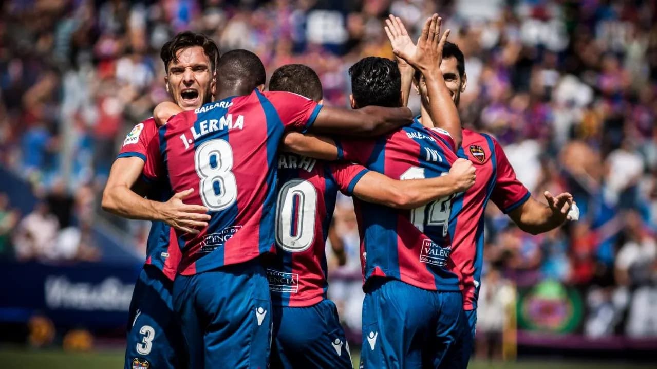 Jugadores de Levante celebrando un gol