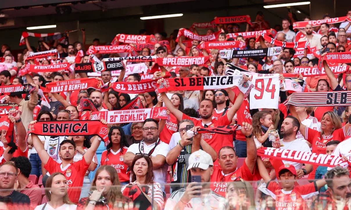Aficionados de Benfica en el estadio