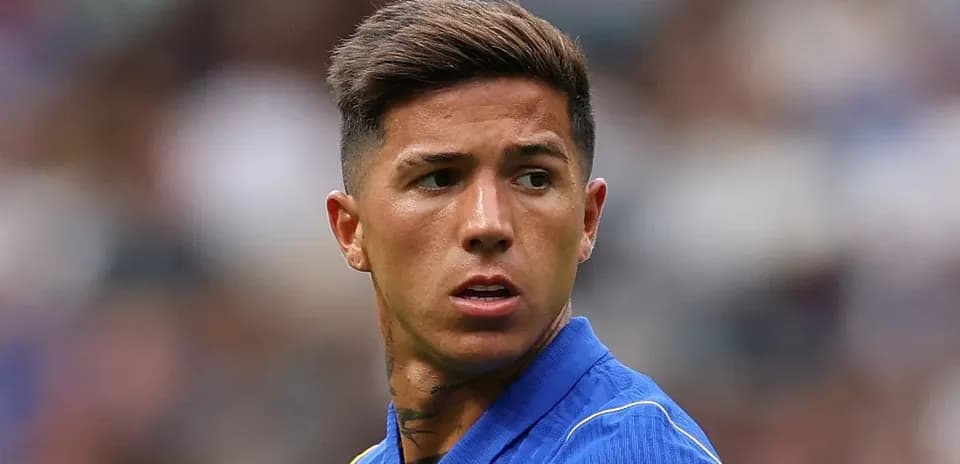 Jugador en acción durante un partido de fútbol