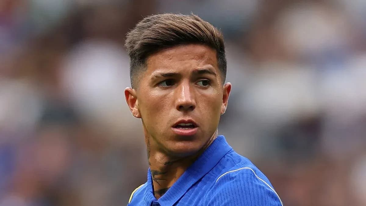 Jugador en acción durante un partido de fútbol