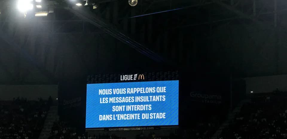Pantalla mostrando advertencia sobre mensajes insultantes