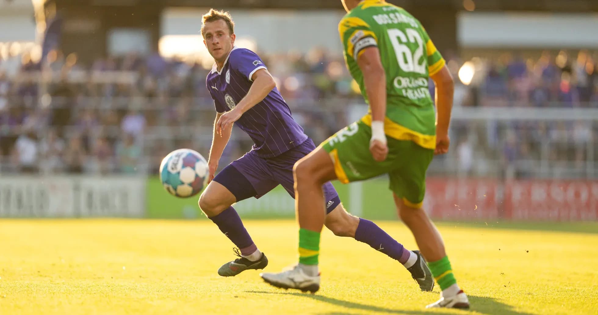Jugador de Louisville City pasando el balón