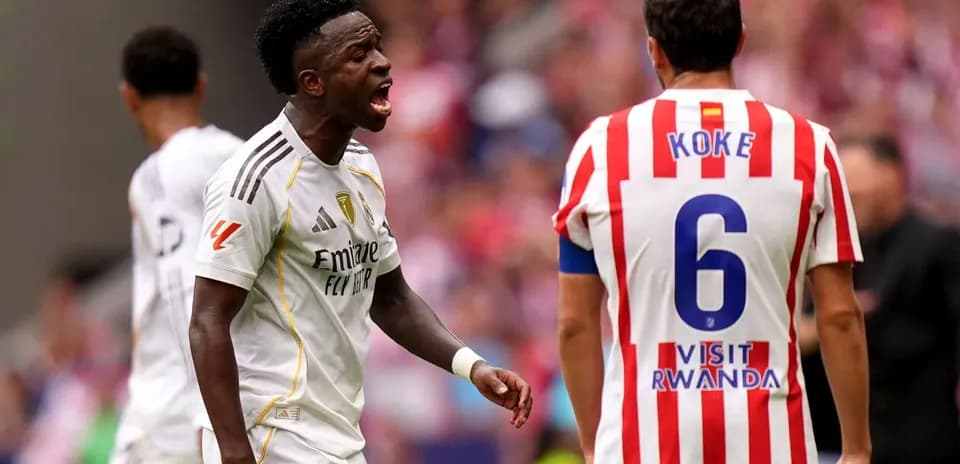 Vinícius Jr. discutiendo con Koke en el partido