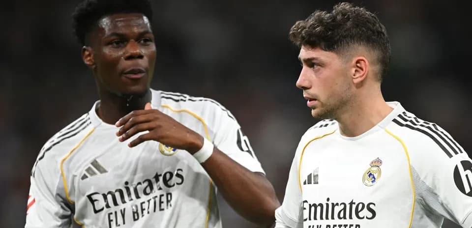 Jugadores de Real Madrid conversando en el campo