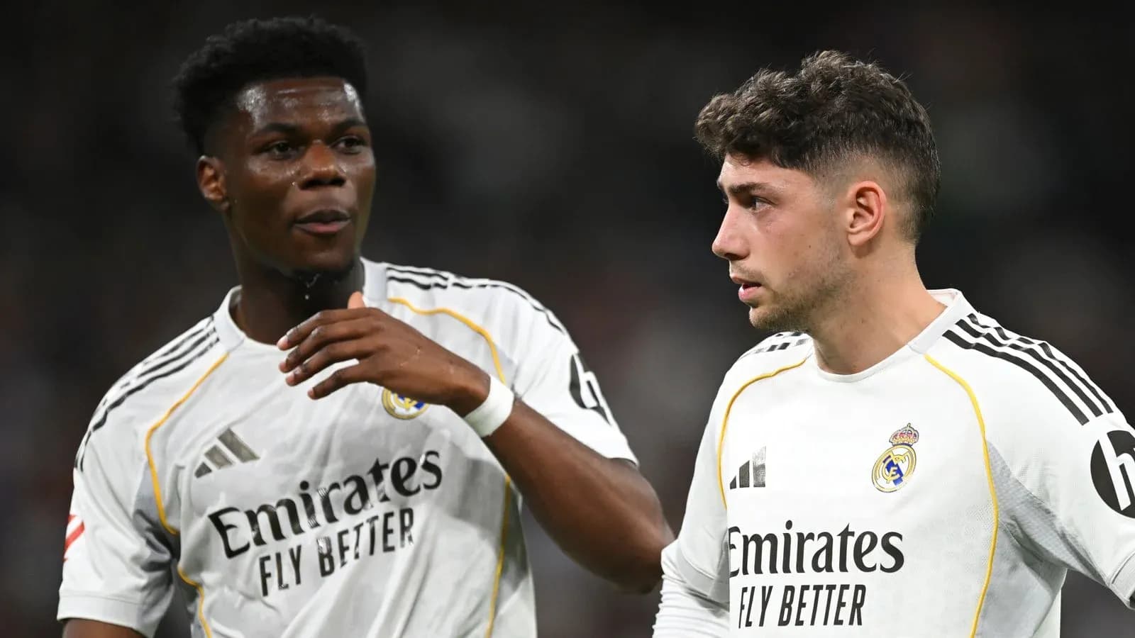 Jugadores de Real Madrid conversando en el campo