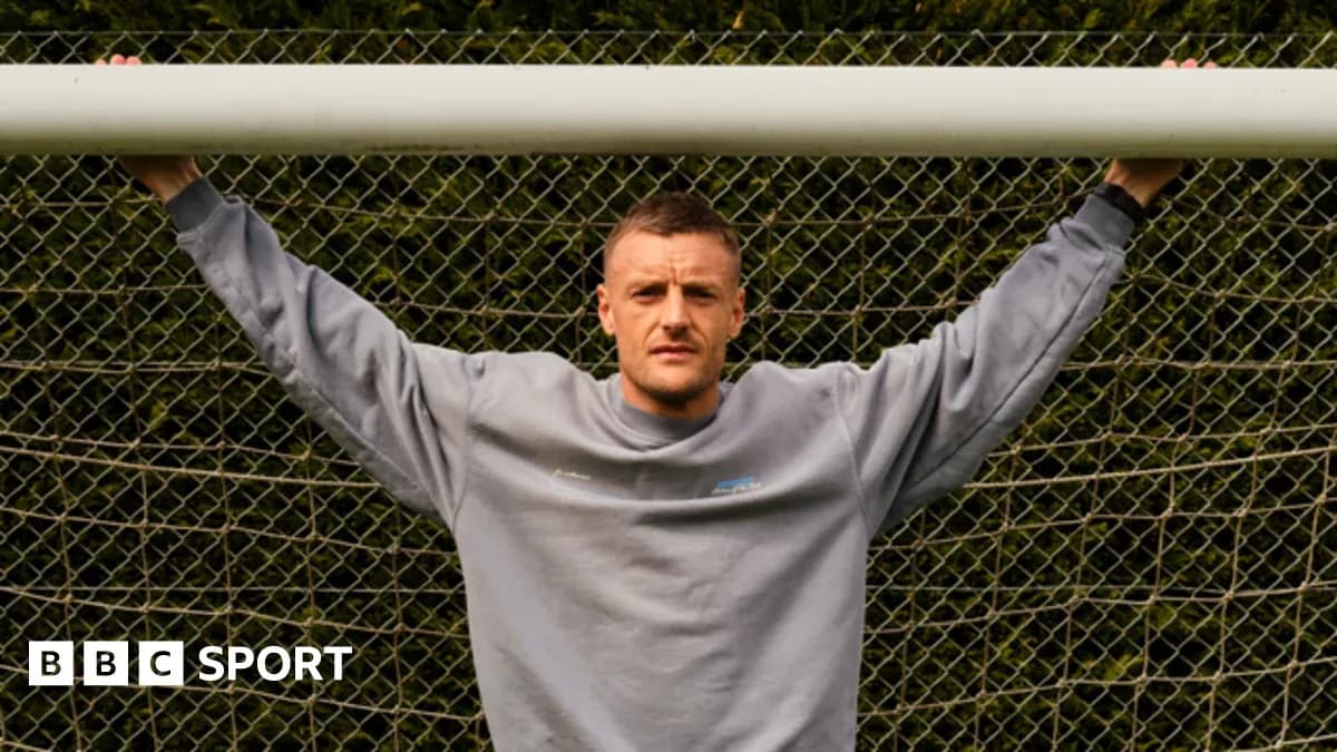 Jugador de fútbol apoyado en el marco de la portería