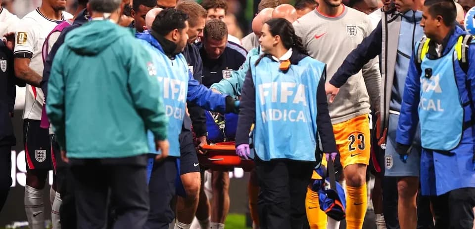 Jugadores y personal médico en el campo de juego
