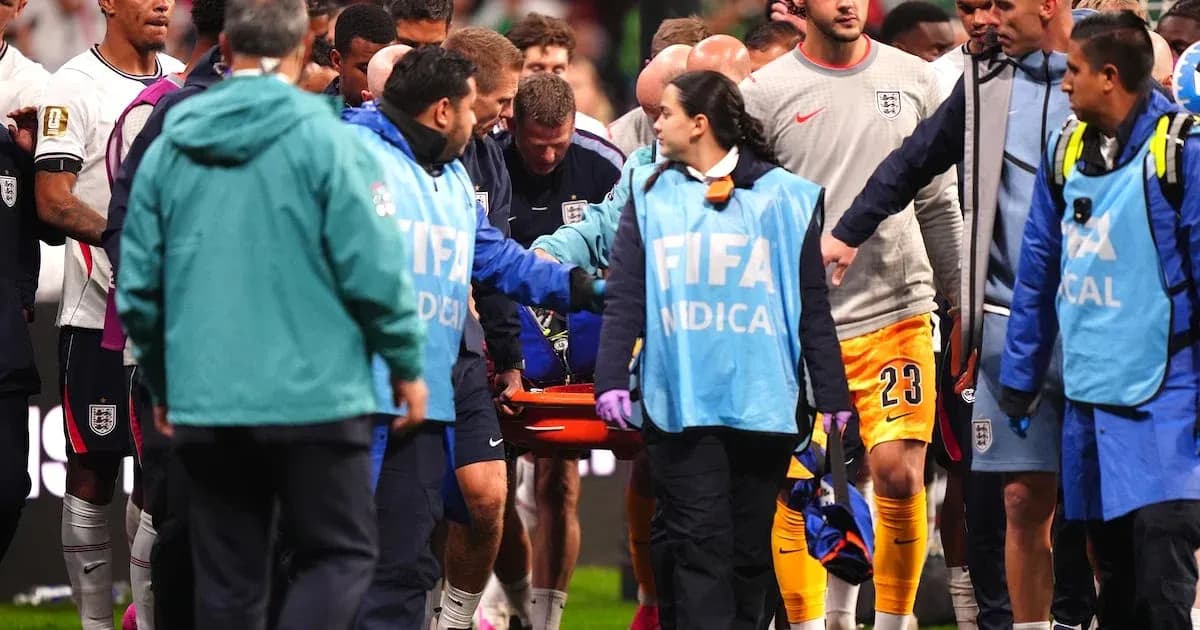 Jugadores y personal médico en el campo de juego