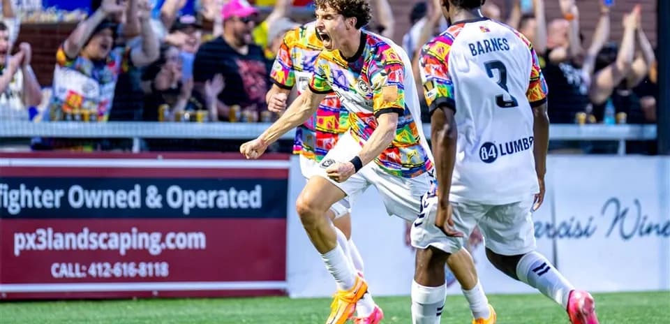 Jugadores celebrando un gol del Pittsburgh Riverhounds