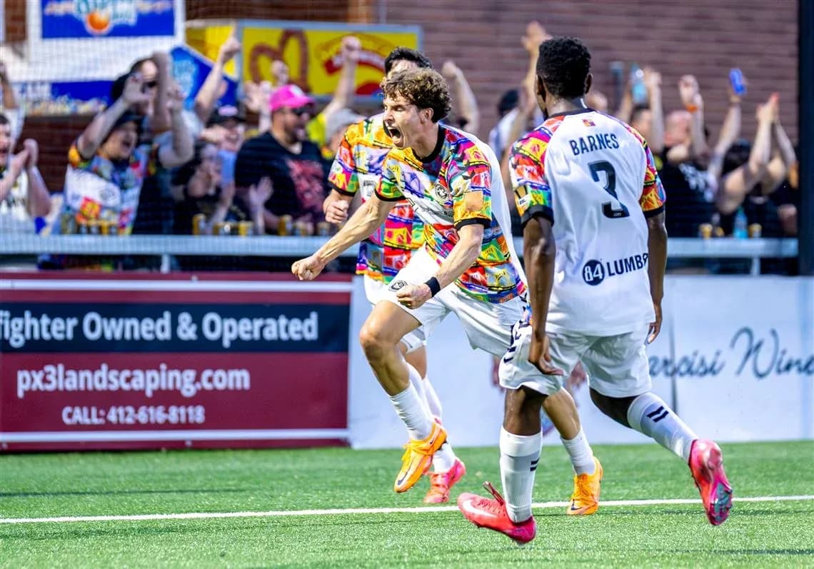 Jugadores celebrando un gol del Pittsburgh Riverhounds