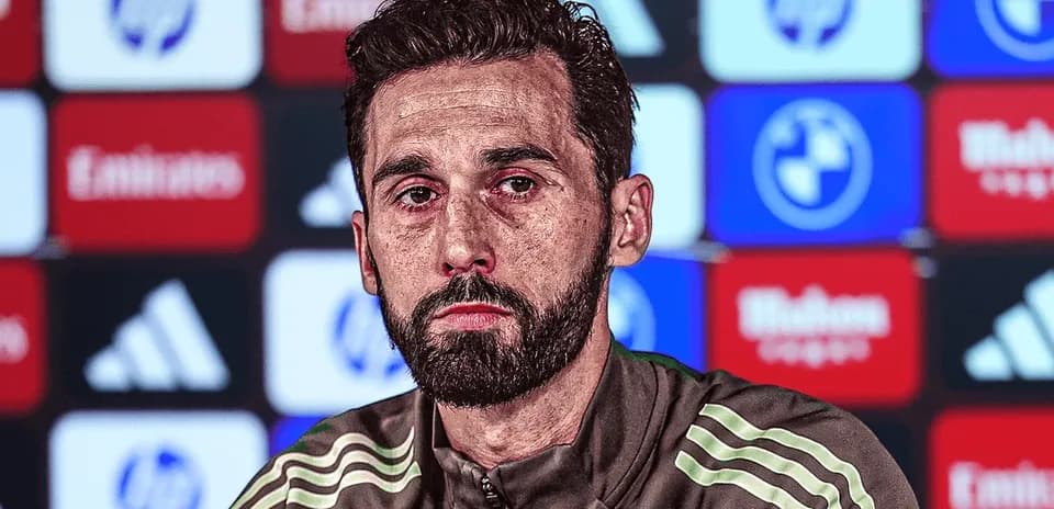 Jugador en conferencia de prensa con fondo publicitario