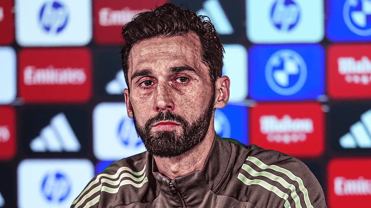 Jugador en conferencia de prensa con fondo publicitario