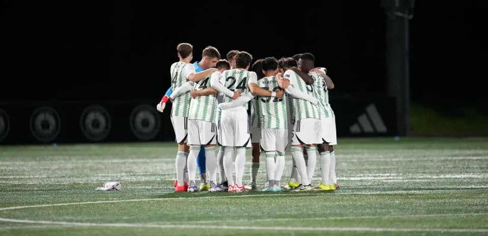 Equipo de fútbol en huddle antes del partido