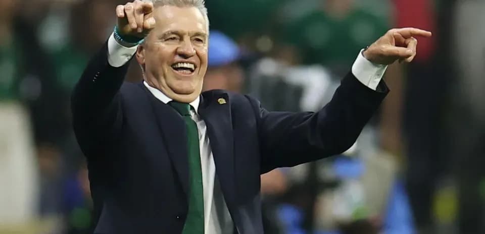 Entrenador celebrando y señalando durante el partido