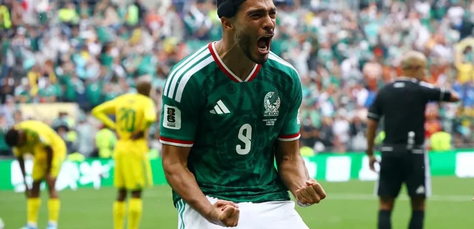 Jugador mexicano celebra un gol en el estadio