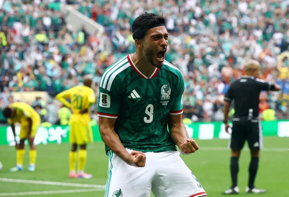 Jugador mexicano celebra un gol en el estadio