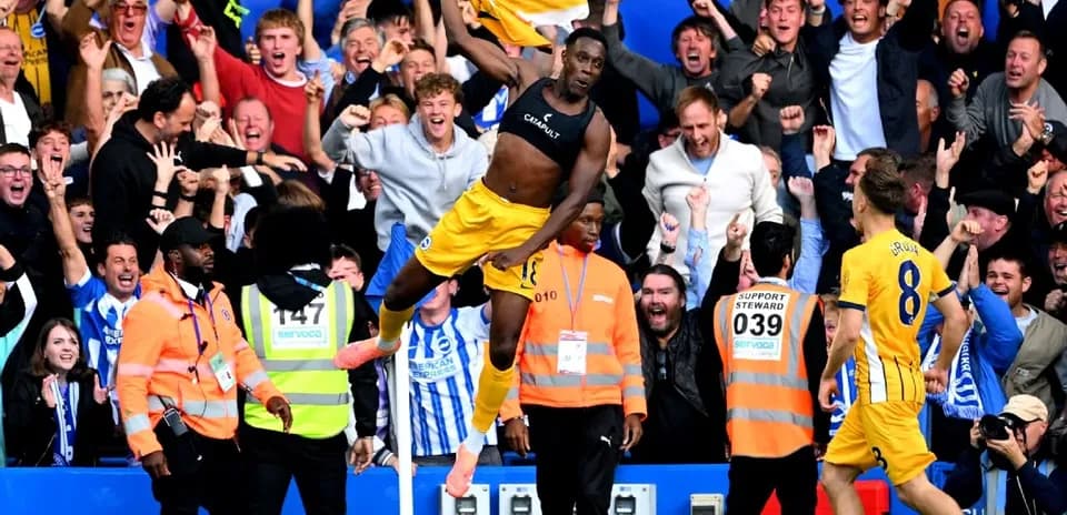 Jugador de Brighton celebrando con la afición