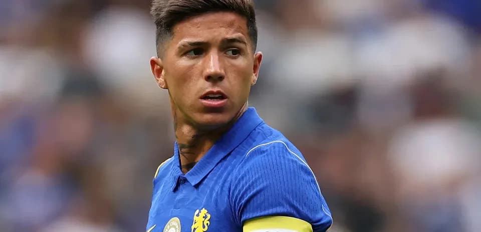 Jugador con camiseta azul y cinta de capitán