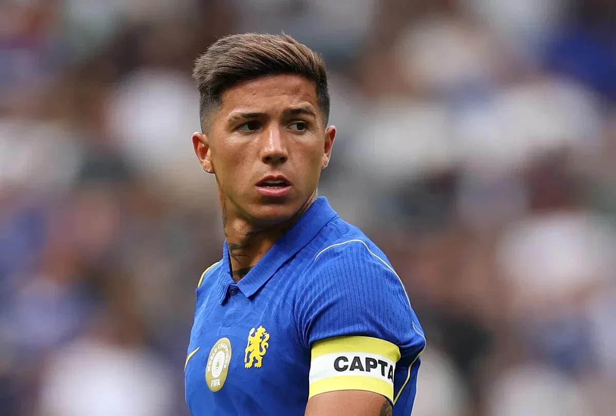 Jugador con camiseta azul y cinta de capitán