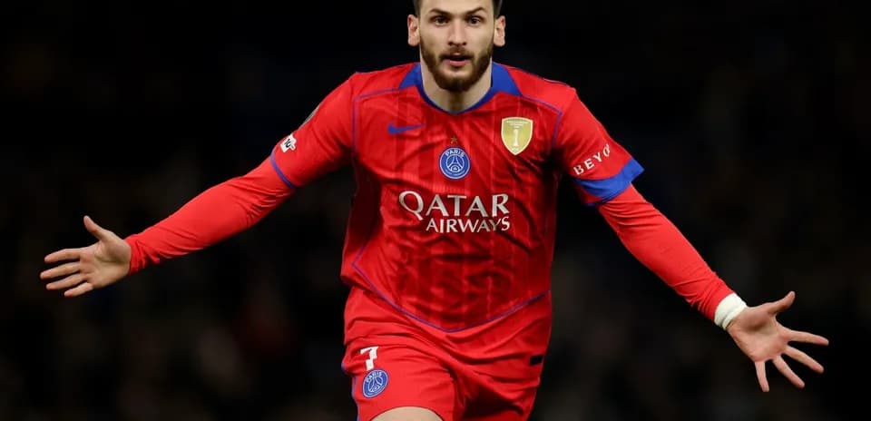 Jugador de PSG celebrando un gol en el campo
