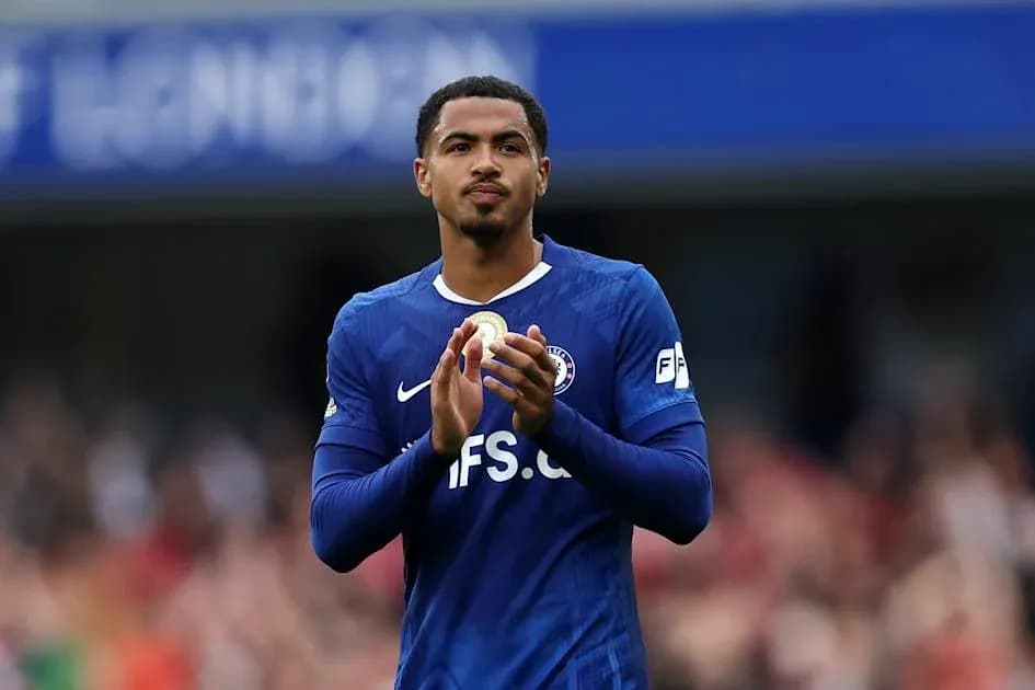 Jugador aplaudiendo con camiseta azul en el estadio