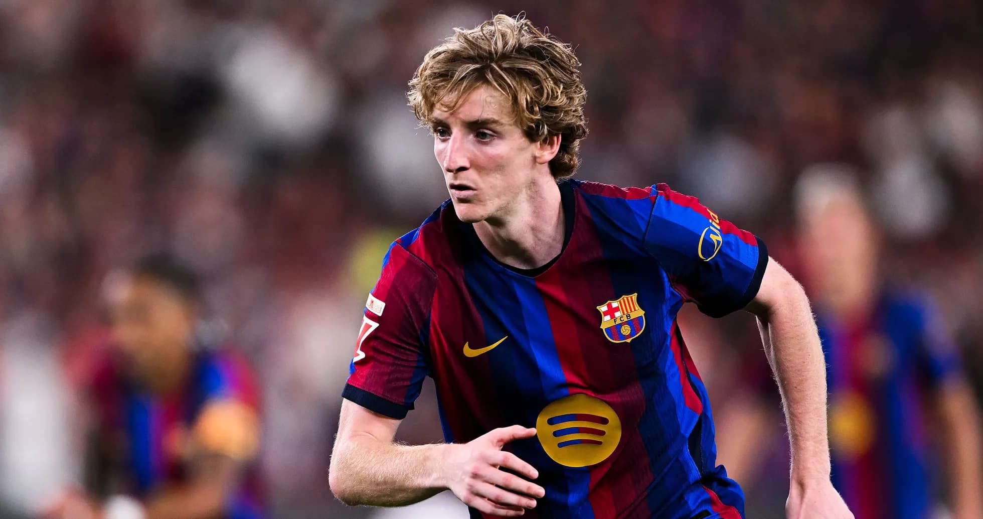 Jugador del FC Barcelona corriendo durante el partido