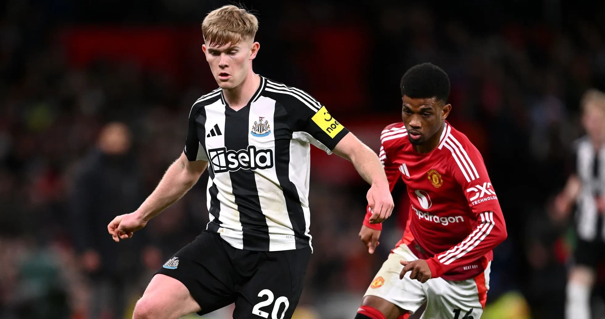 Jugador de Newcastle driblando mientras es perseguido