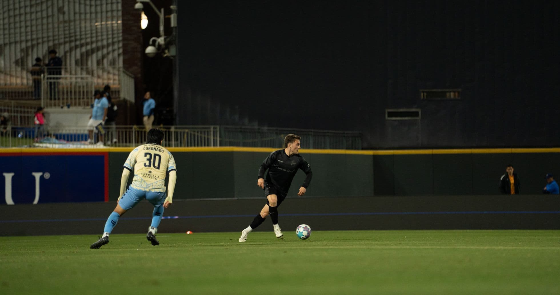 Jugador corriendo con balón durante el partido
