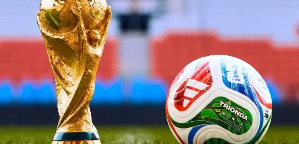 Trofeo de la Copa Mundial y balón de fútbol