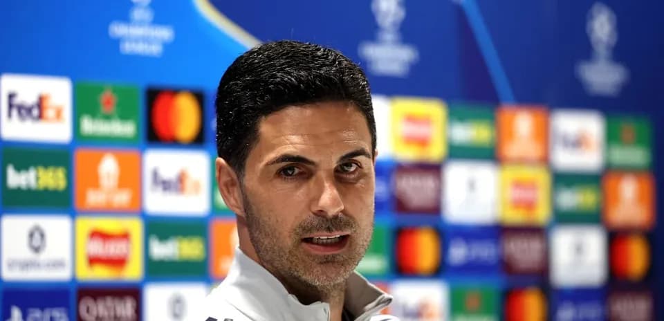 Entrenador en conferencia de prensa de la UEFA Champions League