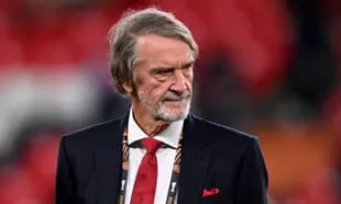 Hombre mayor con traje en evento deportivo