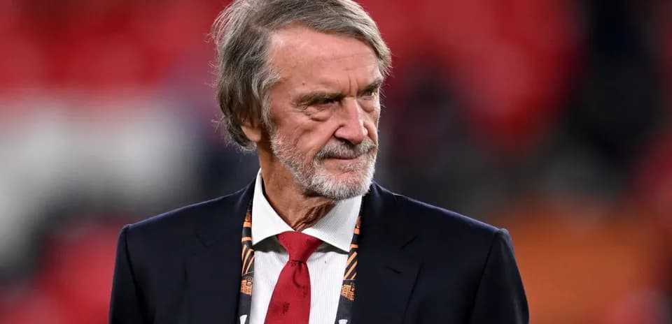 Hombre mayor con traje en evento deportivo