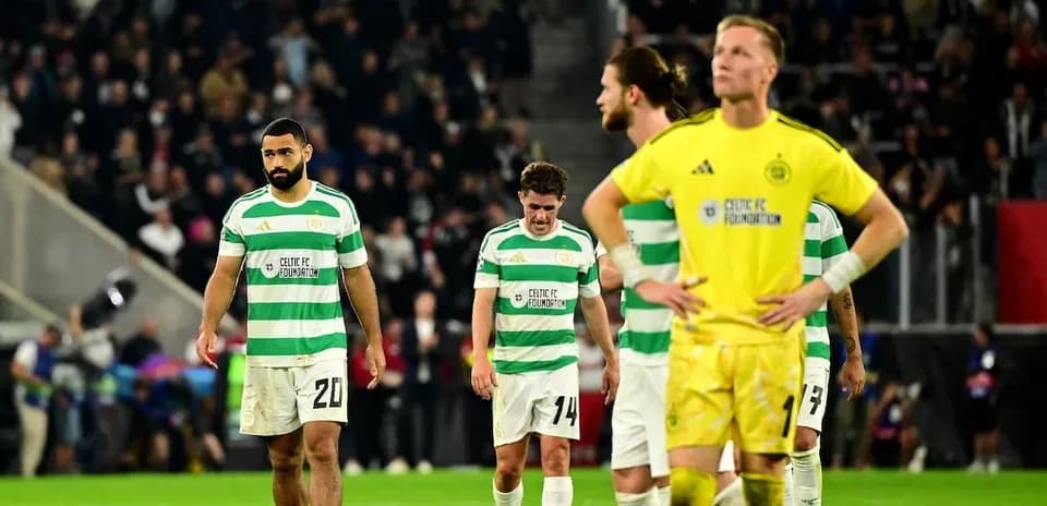 Jugadores de Celtic caminando tras la derrota en partido
