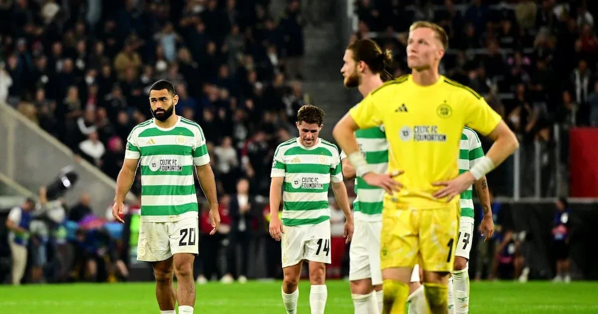 Jugadores de Celtic caminando tras la derrota en partido